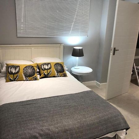 Private Bachelor Pad In Sea Point Lägenhet Kapstaden Exteriör bild