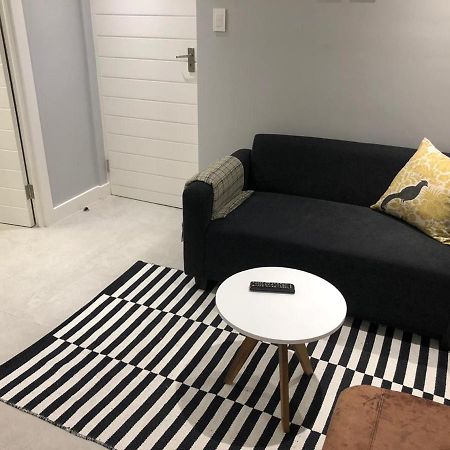 Private Bachelor Pad In Sea Point Lägenhet Kapstaden Exteriör bild