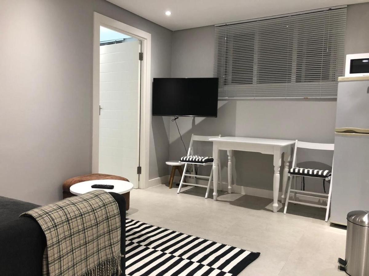 Private Bachelor Pad In Sea Point Lägenhet Kapstaden Exteriör bild