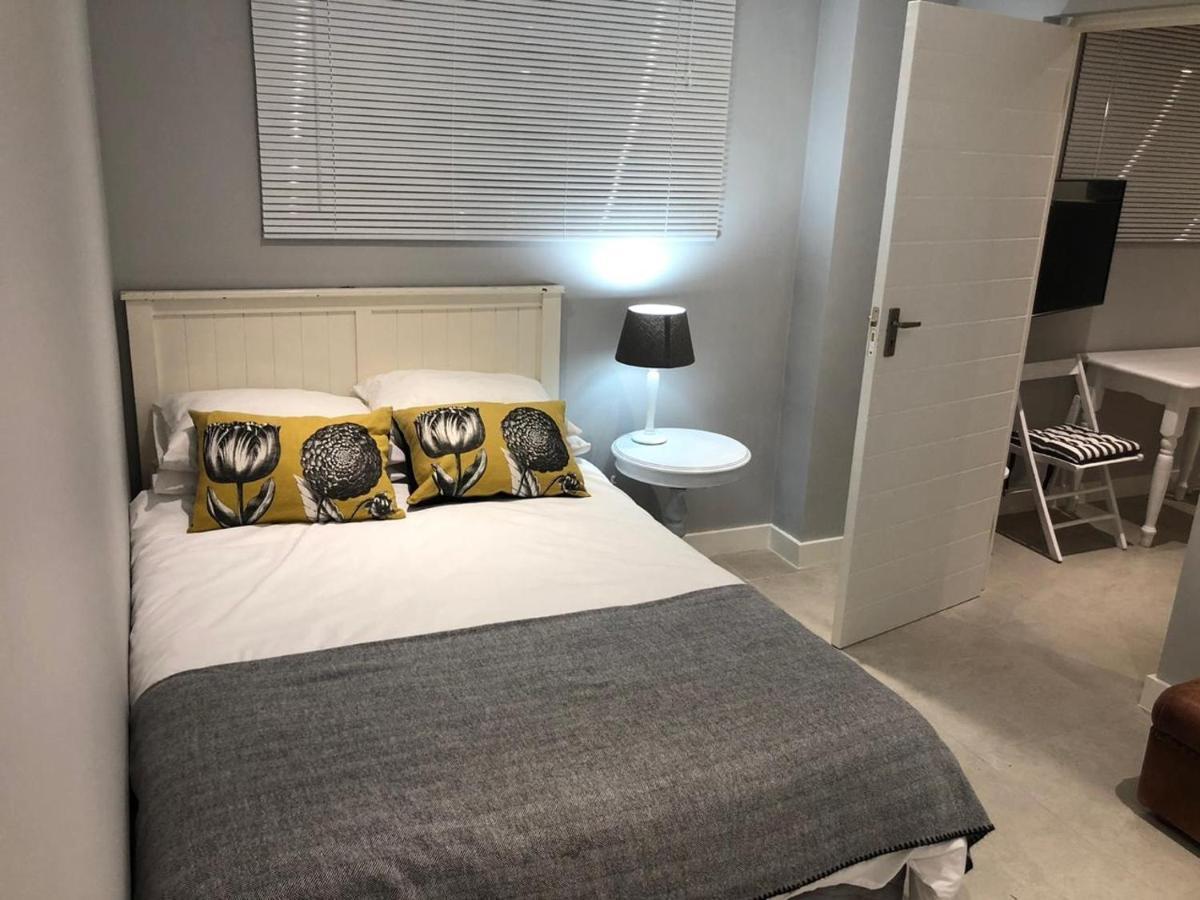 Private Bachelor Pad In Sea Point Lägenhet Kapstaden Exteriör bild