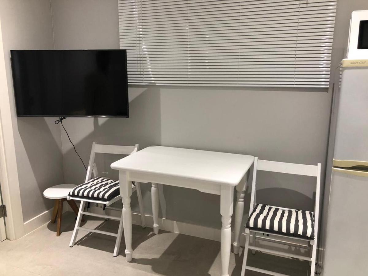 Private Bachelor Pad In Sea Point Lägenhet Kapstaden Exteriör bild