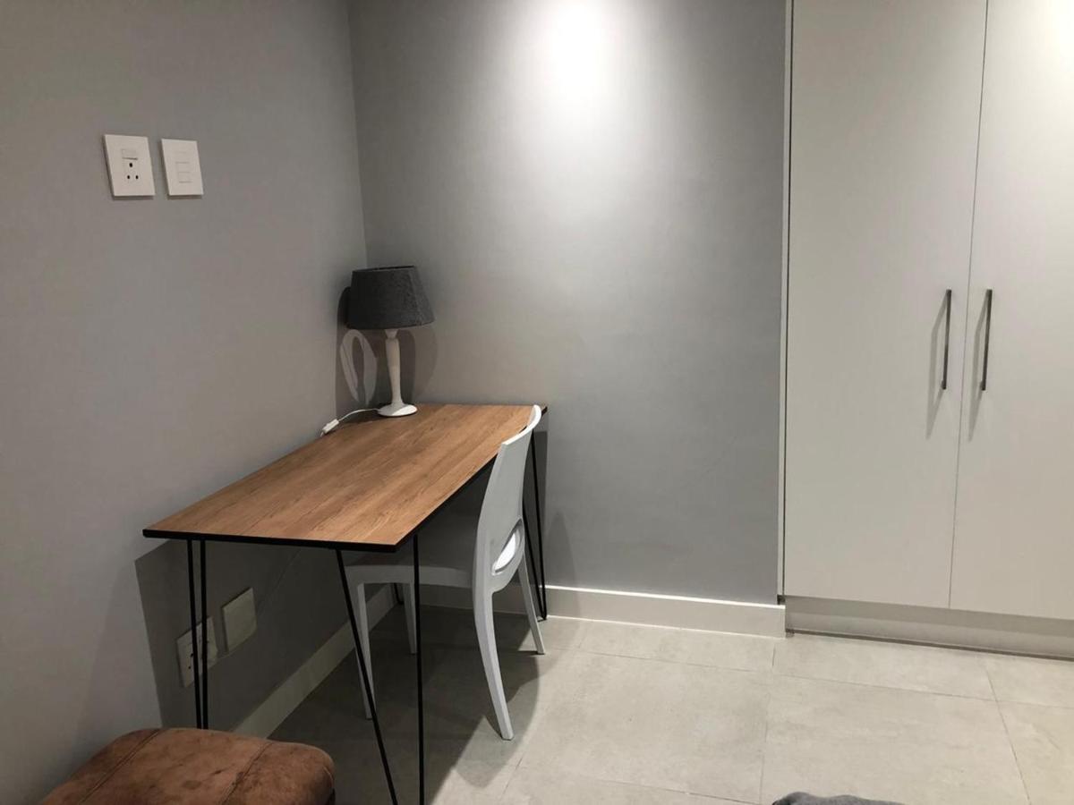 Private Bachelor Pad In Sea Point Lägenhet Kapstaden Exteriör bild